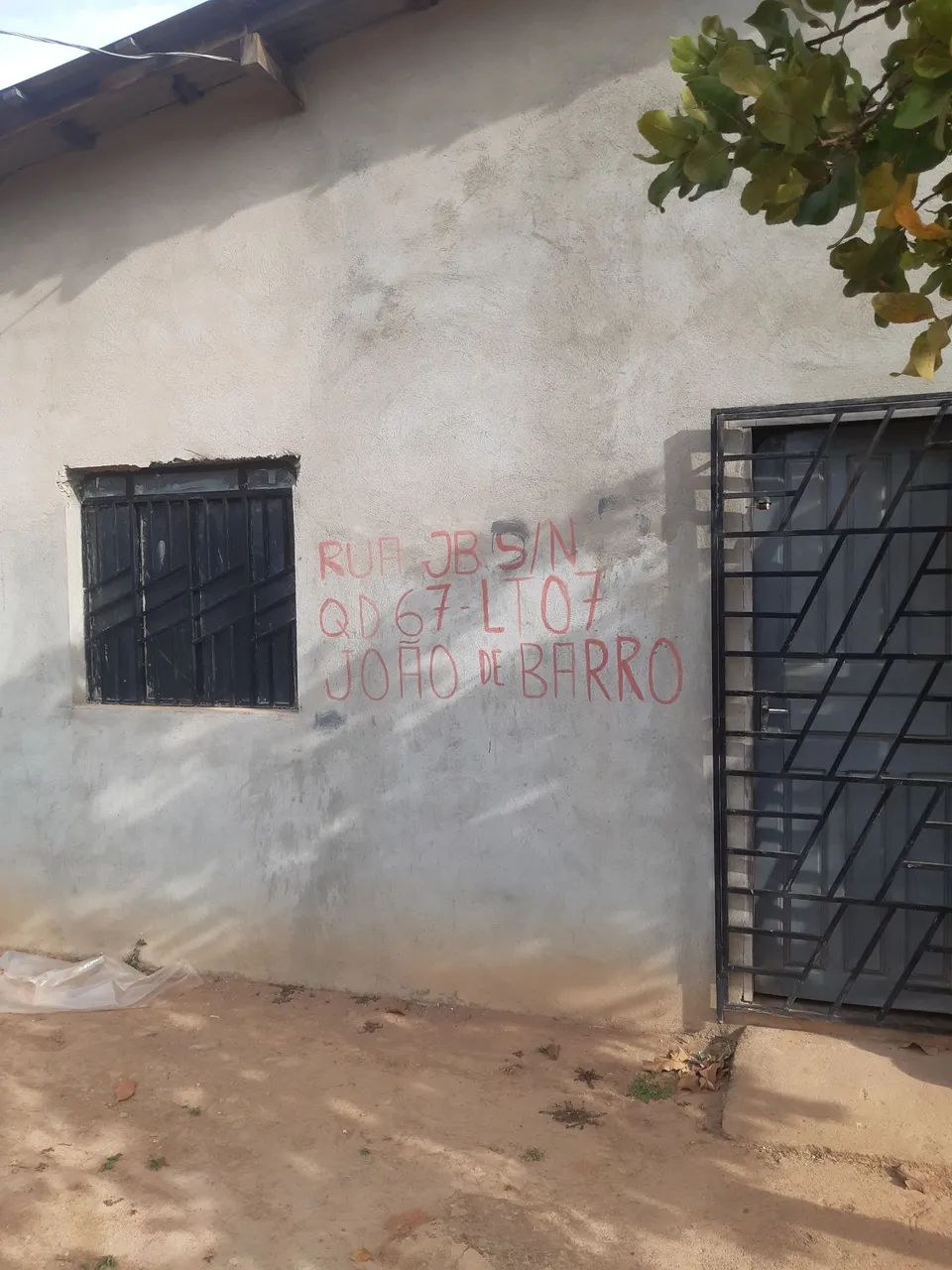 Aluga-se quarto no joão de barro