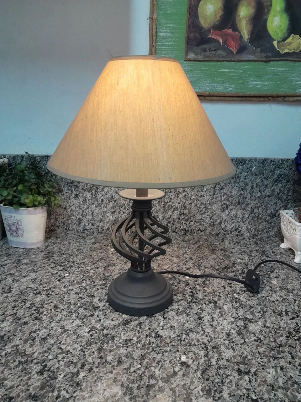 Abajur de mesa com base de ferro fundido  - Foto 2