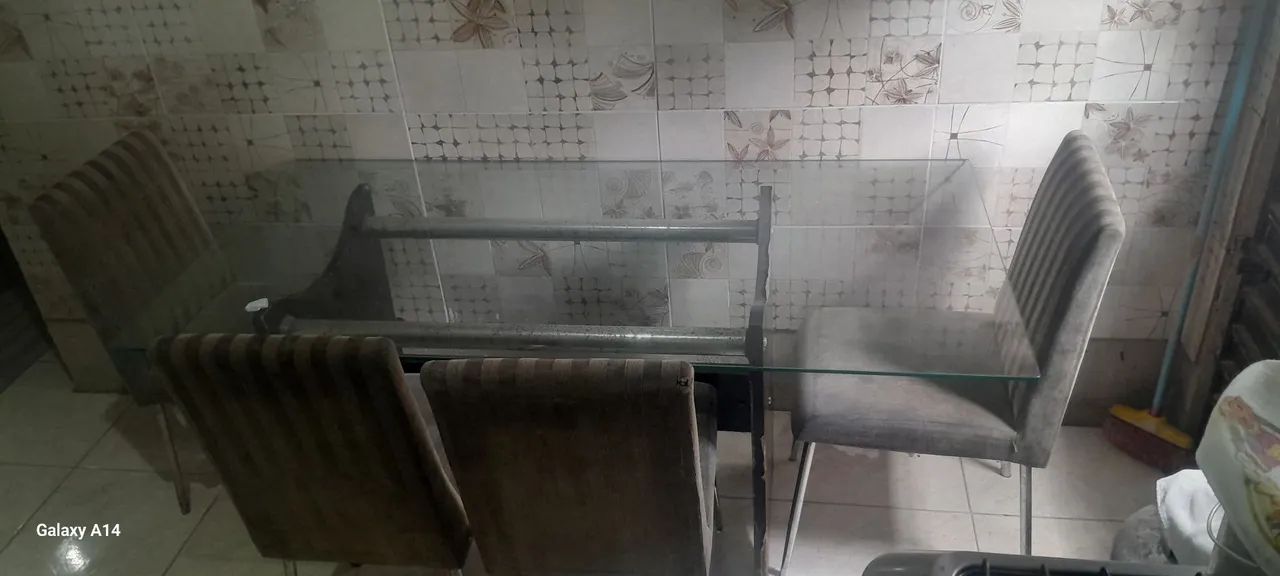 VENDO MESA DE VIDRO COM 6 CADEIRAS VALOR 700,00 REAIS  - Foto 3