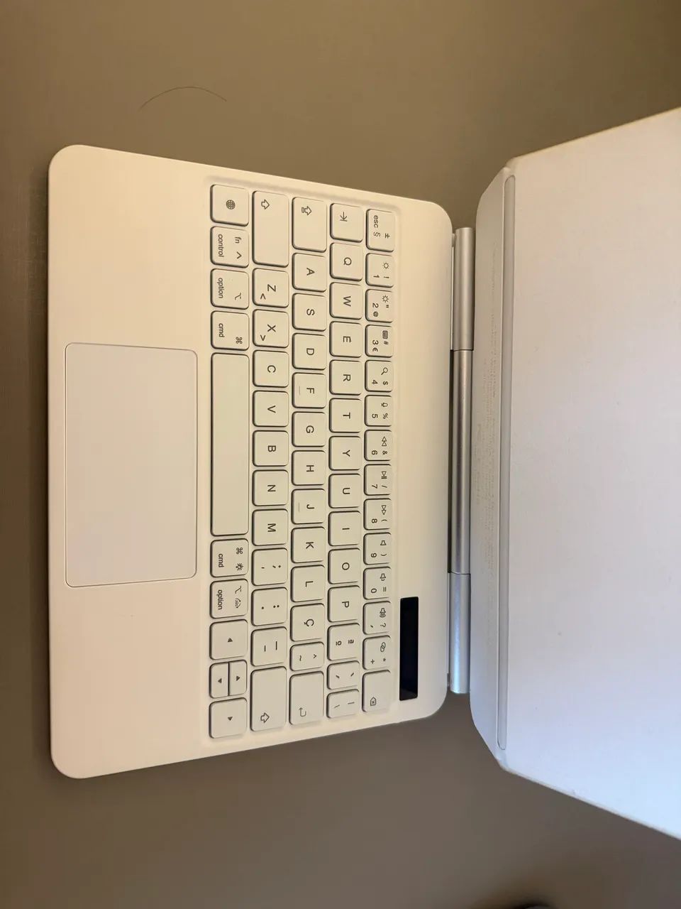 Capa Teclado Magnética Bluetooth p/ iPad Air (4ª/5ª/6ª) e iPad Pro 11" - Branca - Foto 2