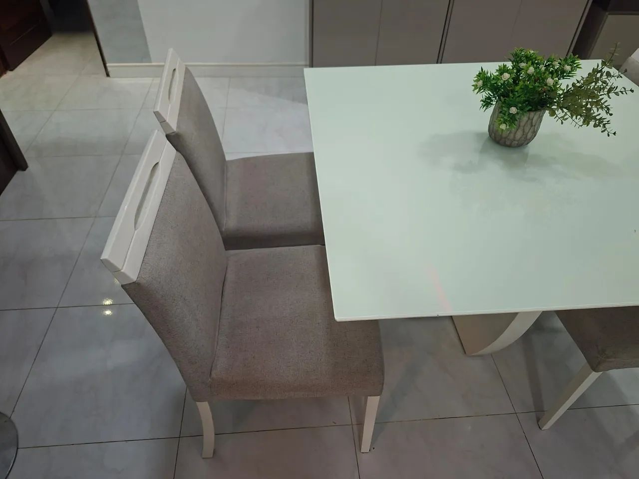 Mesa laqueada branca com 4 cadeiras de tecido linho  - Foto 2