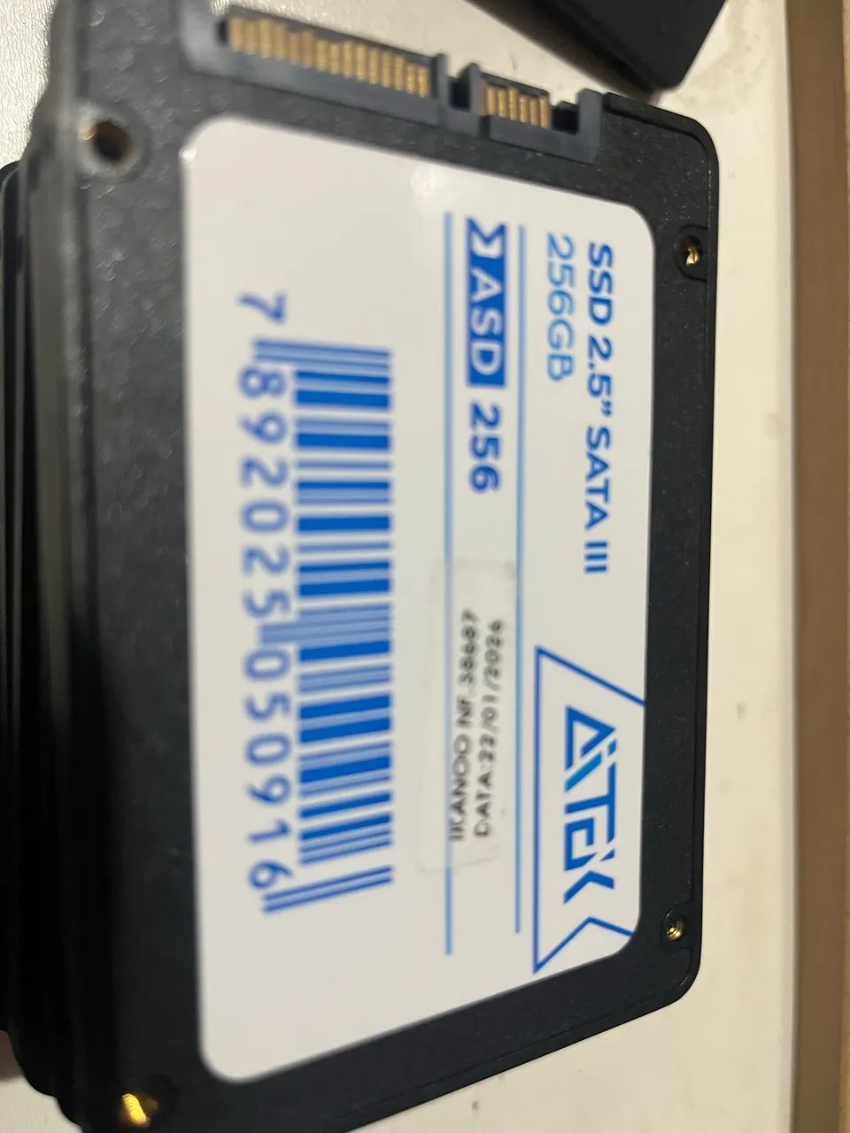 Dez SSDs SATA III de 2.5 polegadas da marca Aitek