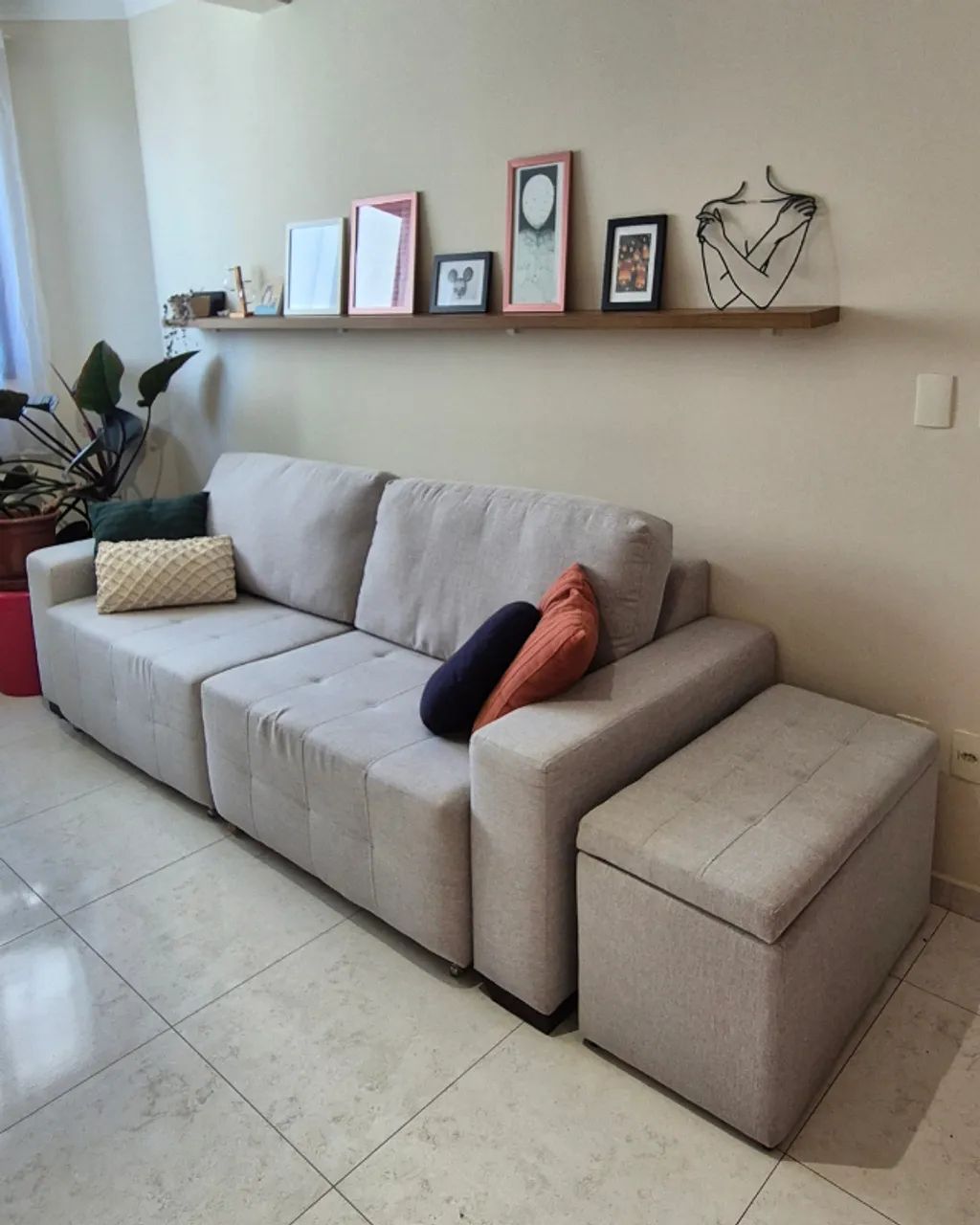 Sofá Retrátil Cinza Claro 2,40m com Baú Organizador - Foto 4