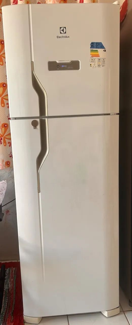 Geladeira Electrolux 371l total.