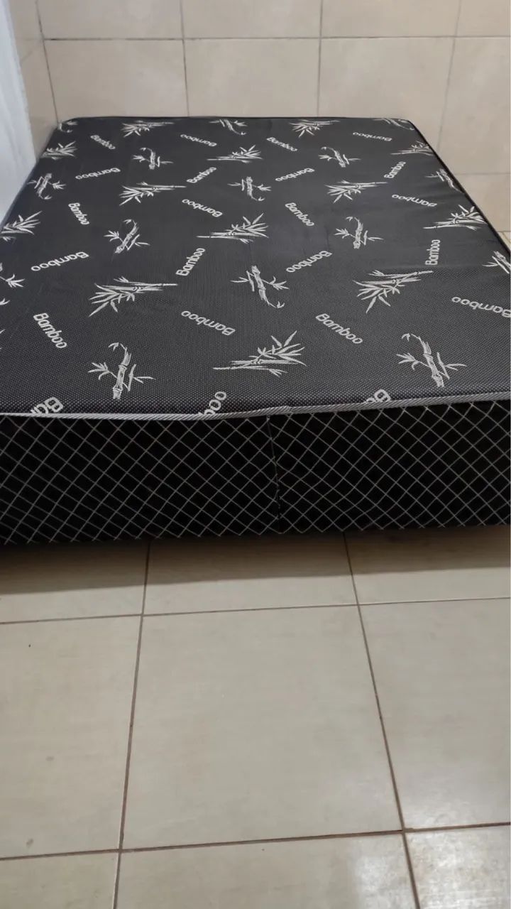 Cama casal ,base de casal ,uma bicicleta 