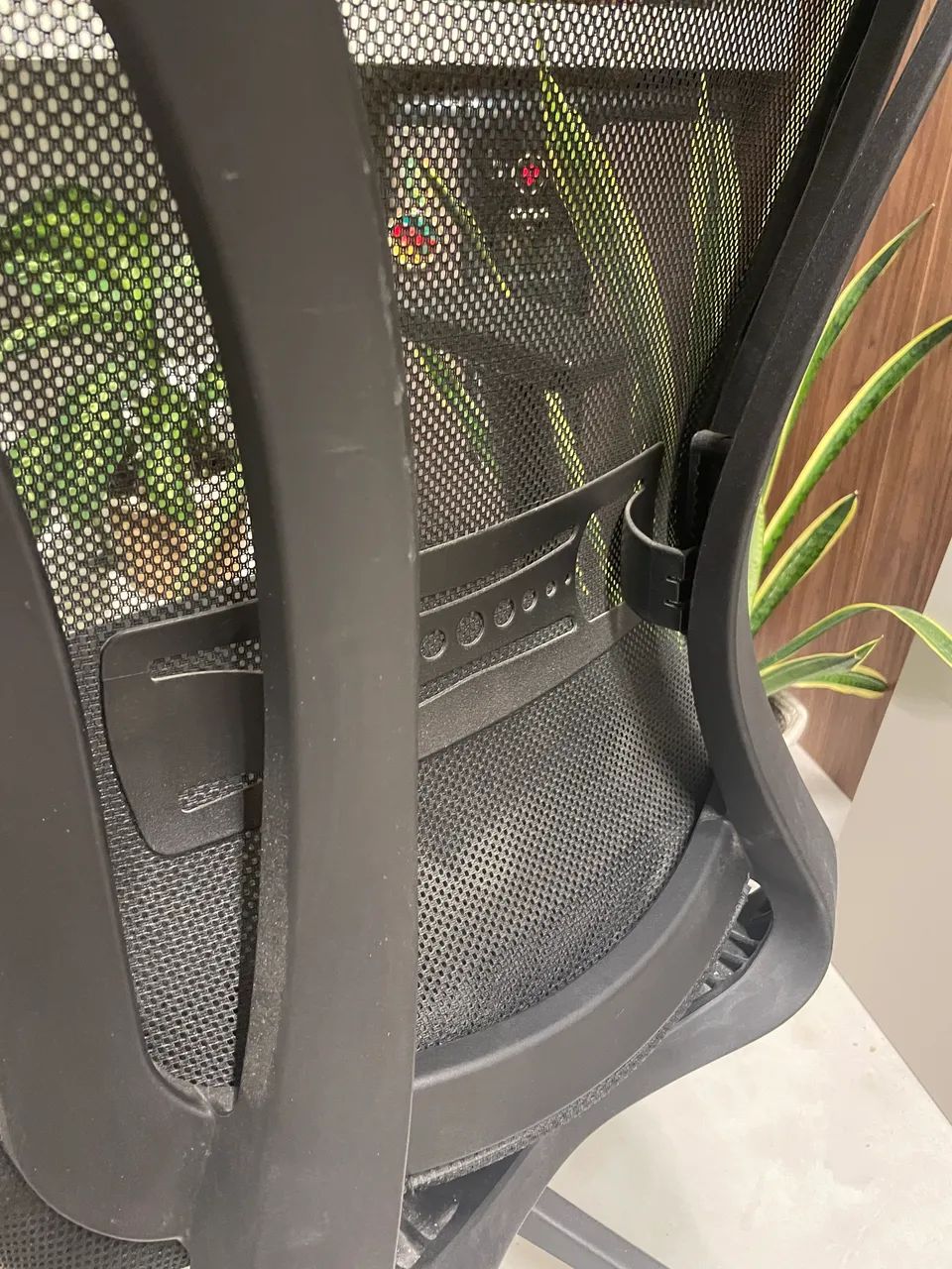 Cadeira ergonômica preta com regulagens adversas - Foto 5
