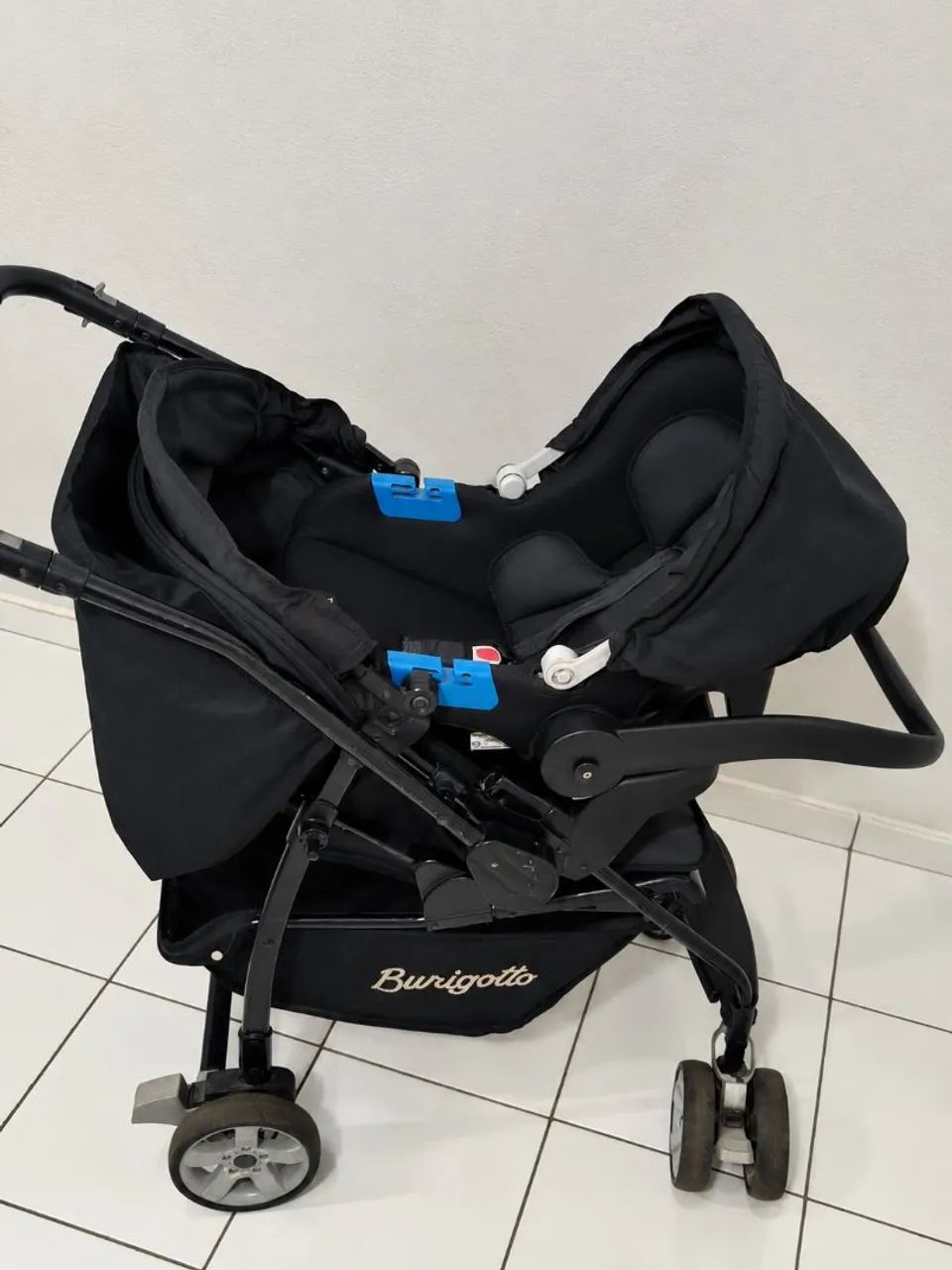 Vendo Carrinho Burigotto com bebê conforto - Foto 4