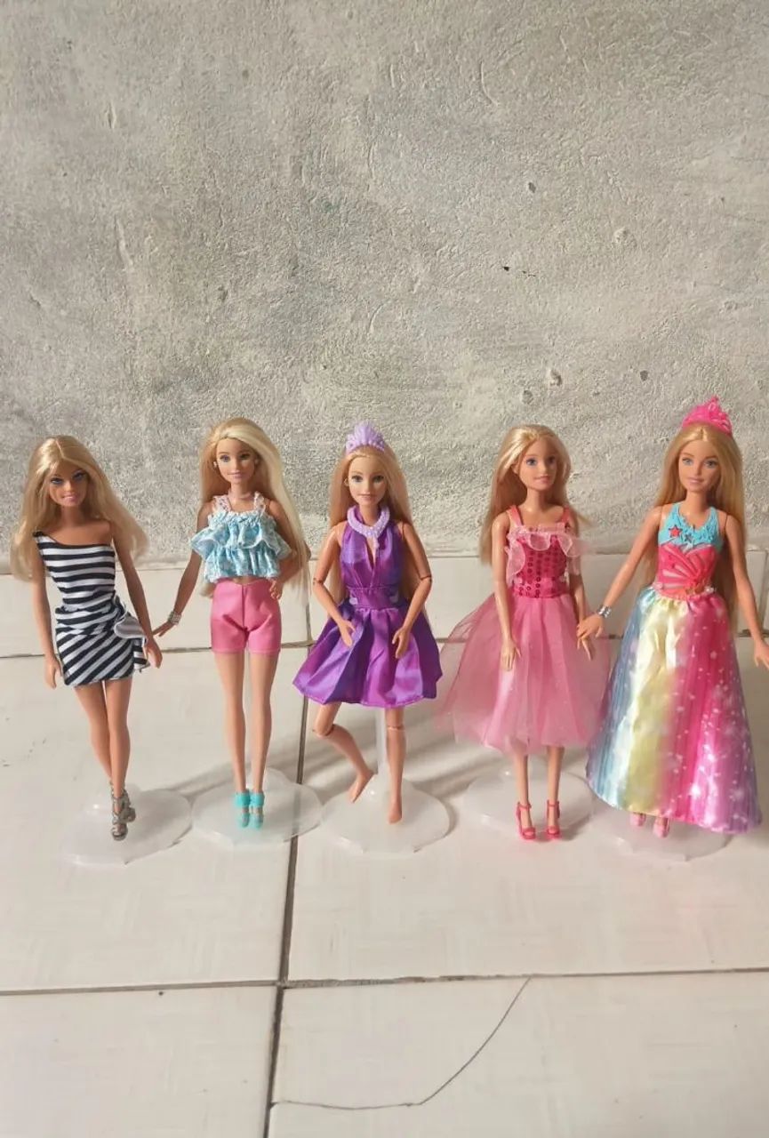 Lote com 5  bonecas Barbies usadas  - Foto 2
