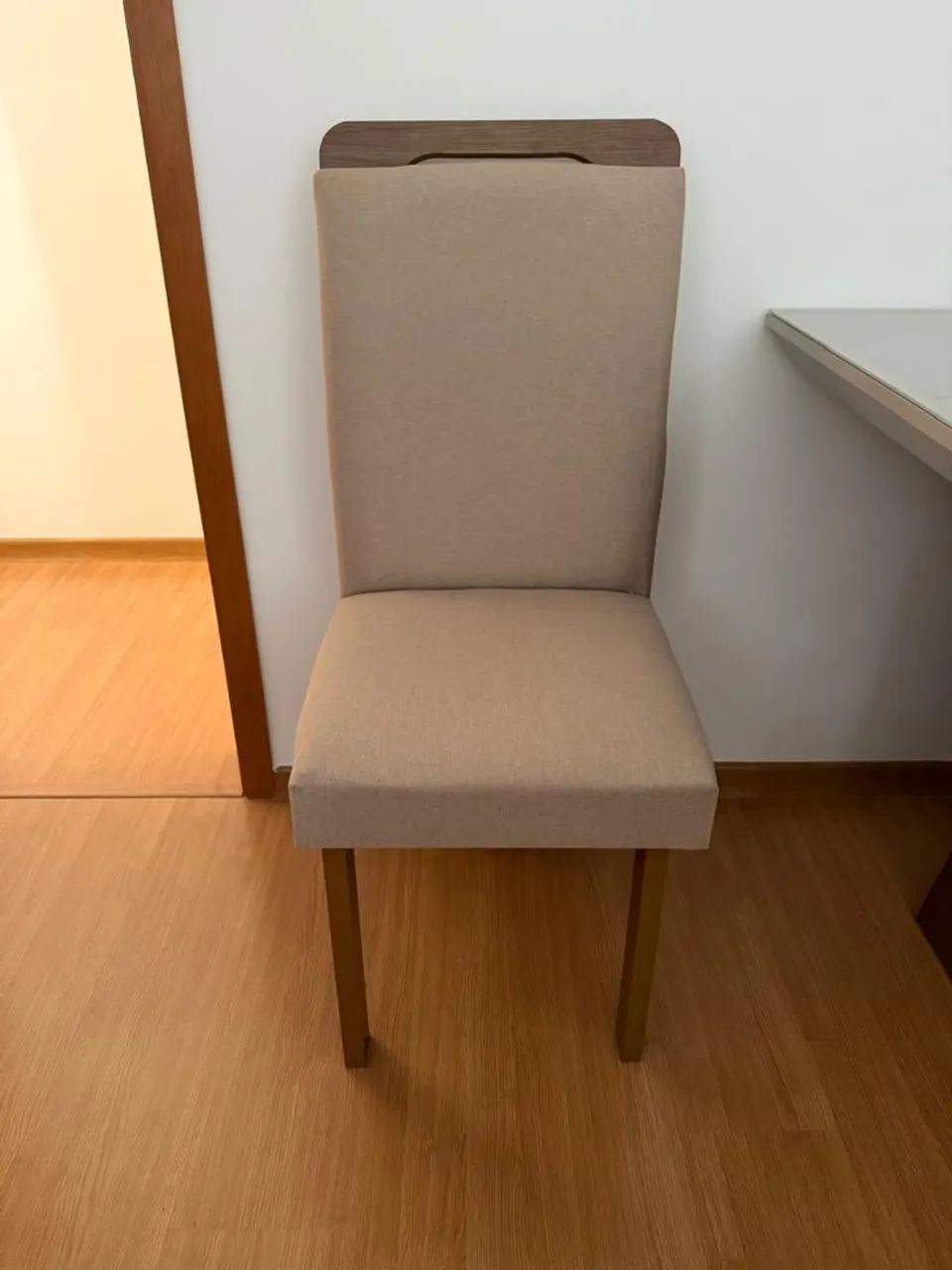 Vende-se mesa de 4 cadeiras novinha 