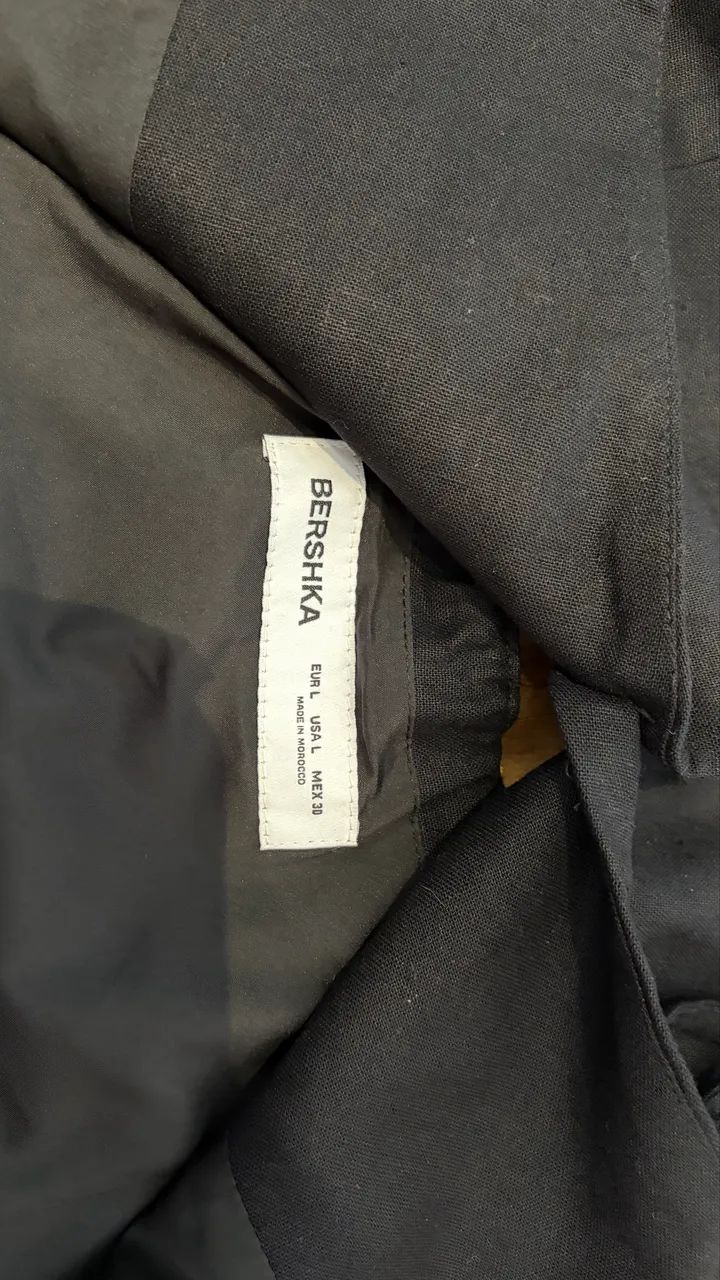 Regata preta com botões - Bershka Itália  - Foto 3