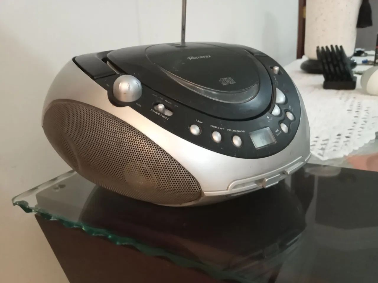 Rádio portátil AM/FM e CD funcionando  - Memorex - Foto 4
