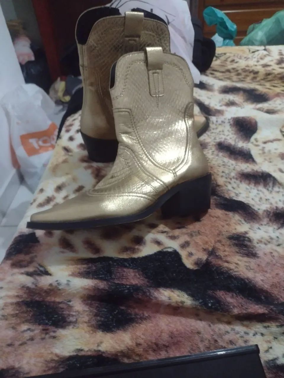 Bota Dourada de Couro Legítimo Tamanho 36  - Foto 4