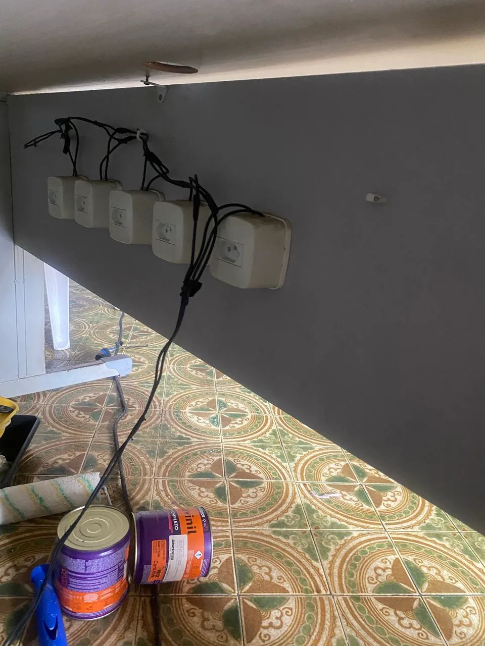 MESA PARA ESCRITÓRIO COM RÉGUA DE 10 TOMADAS - Foto 2