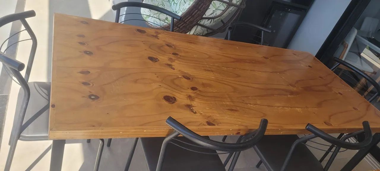 Mesa de madeira com 6 cadeiras - Foto 2