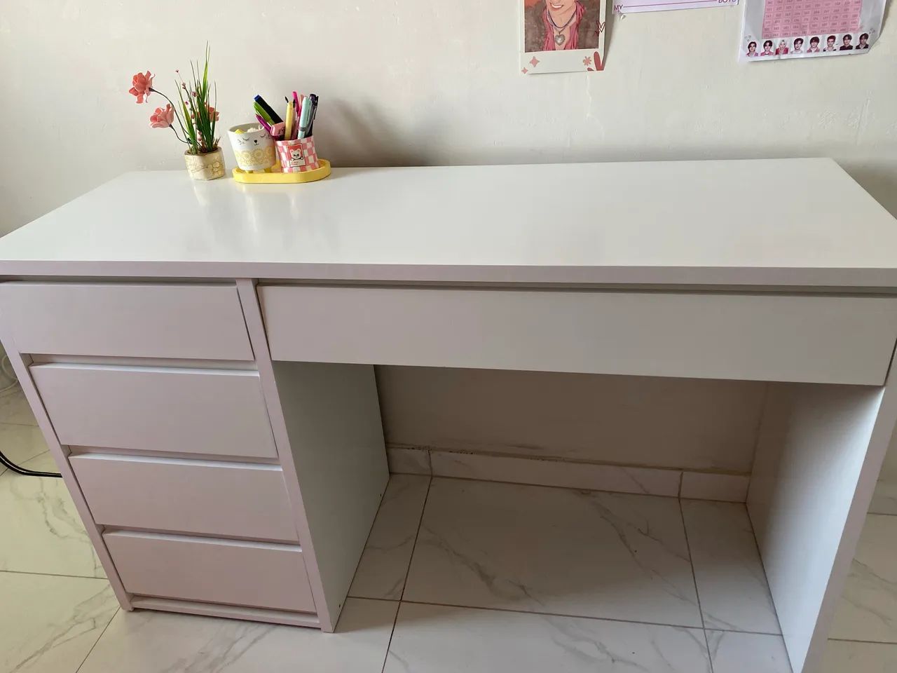 escrivaninha branca com gavetas 