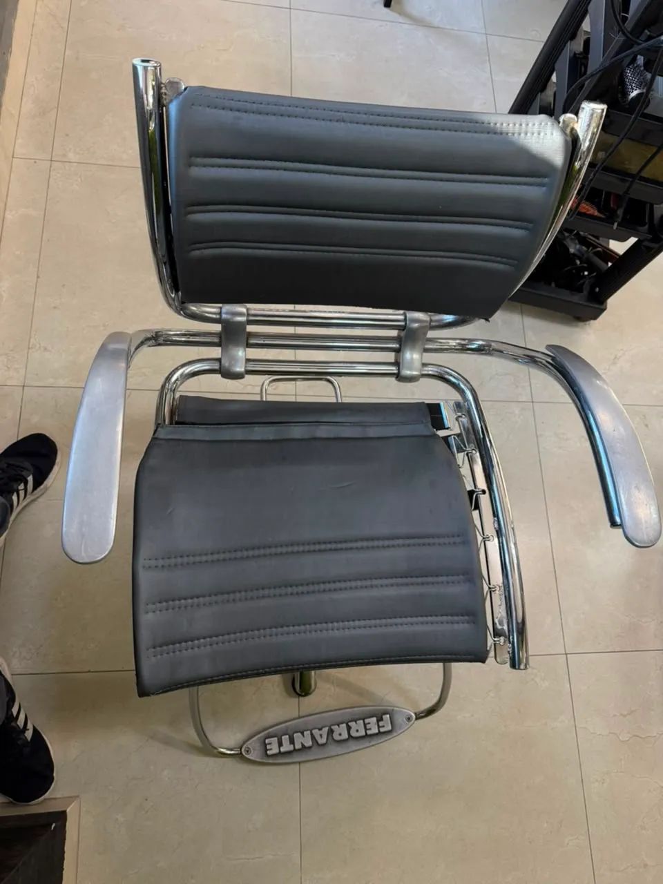 3 Cadeiras Ferrante para Salão Profissional - R$ 750 cada - Foto 2