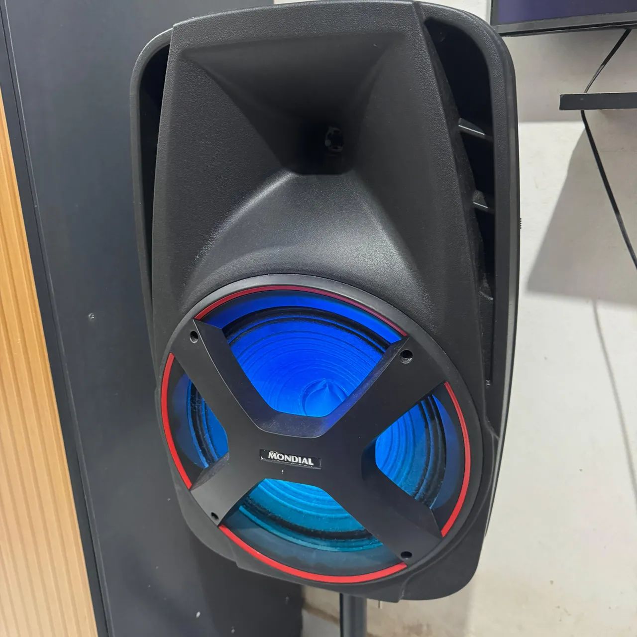 CAIXA DE SOM COM LED MONDIAL+ TRIPÉ 
