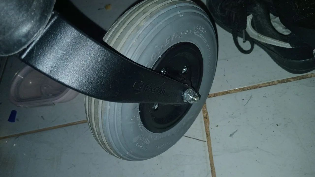 Vendo cadeira motorizada da freedom - Foto 3