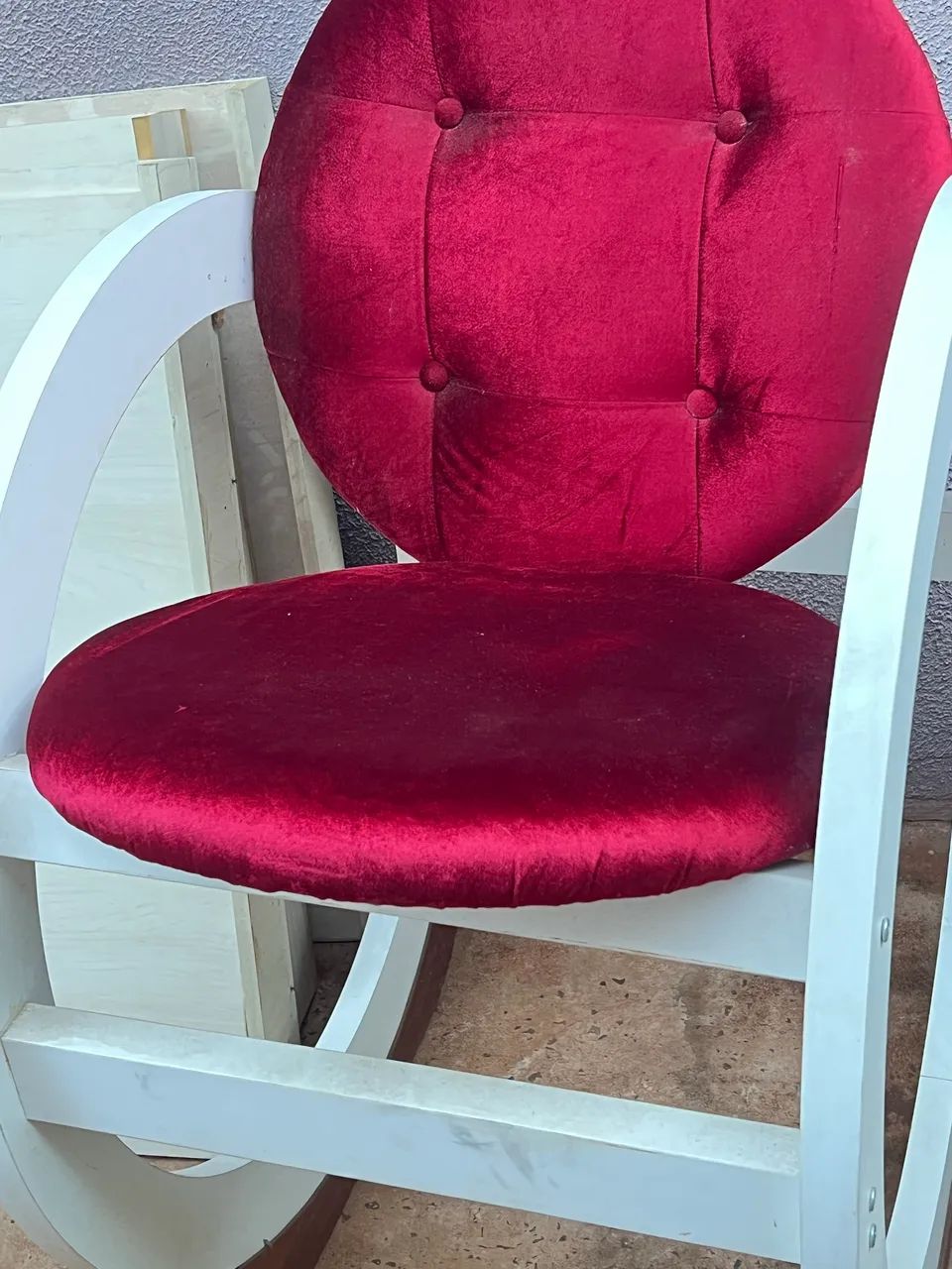 Poltrona de madeira com almofada vermelha  - Foto 3