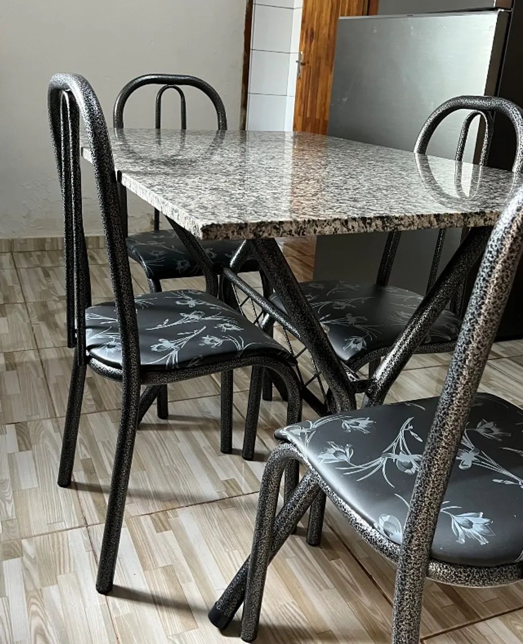 Mesa de jantar 4 cadeiras  - Foto 3
