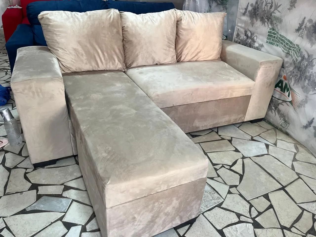 Sofá três lugares com chaise