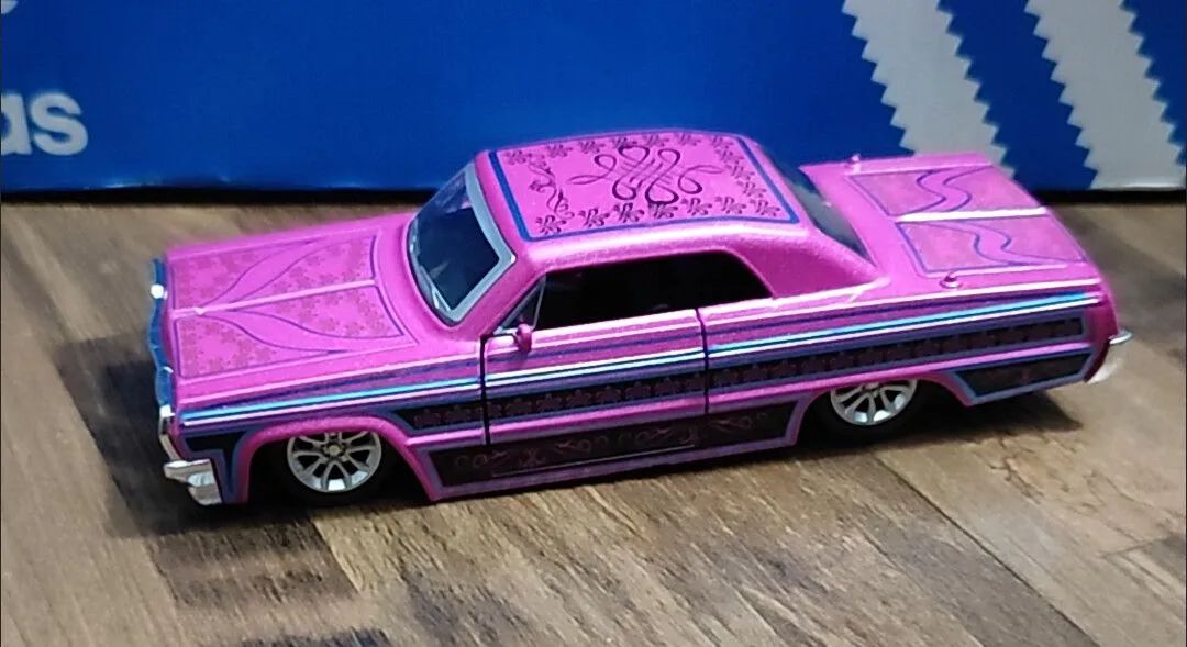 Impala 1964 Low Rider pink escala 1:38 - Foto 3