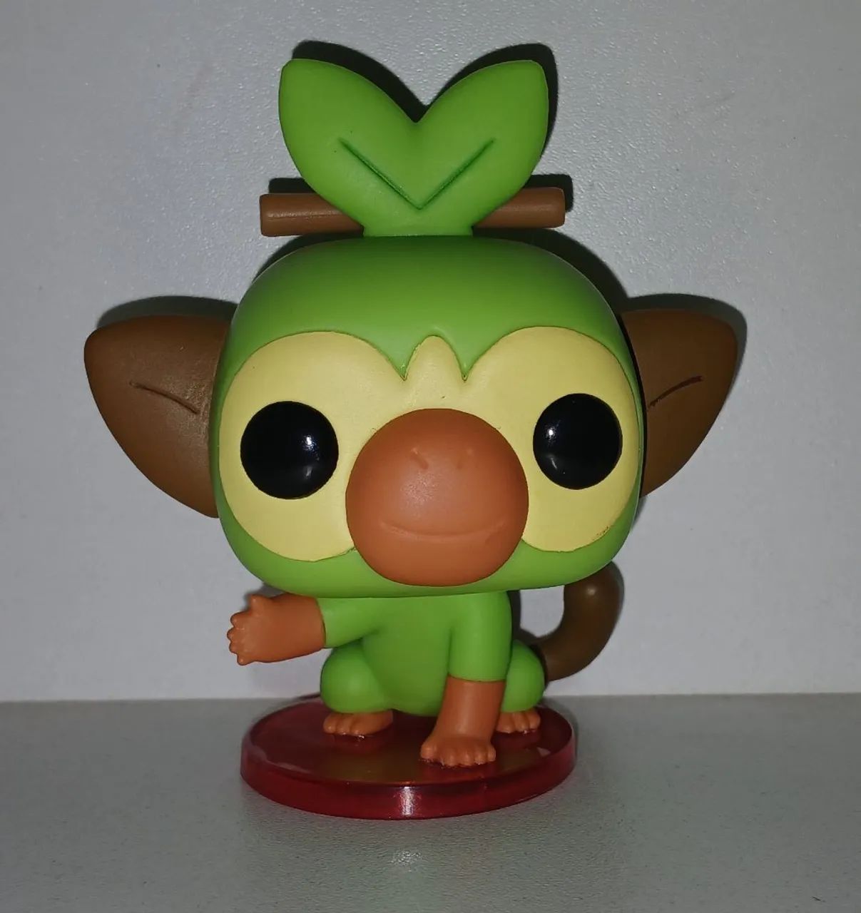 BONECO ACTION FIGURE FUNKO POP POKEMON GROOKEY COLADO NA BASE ORIGINAL
