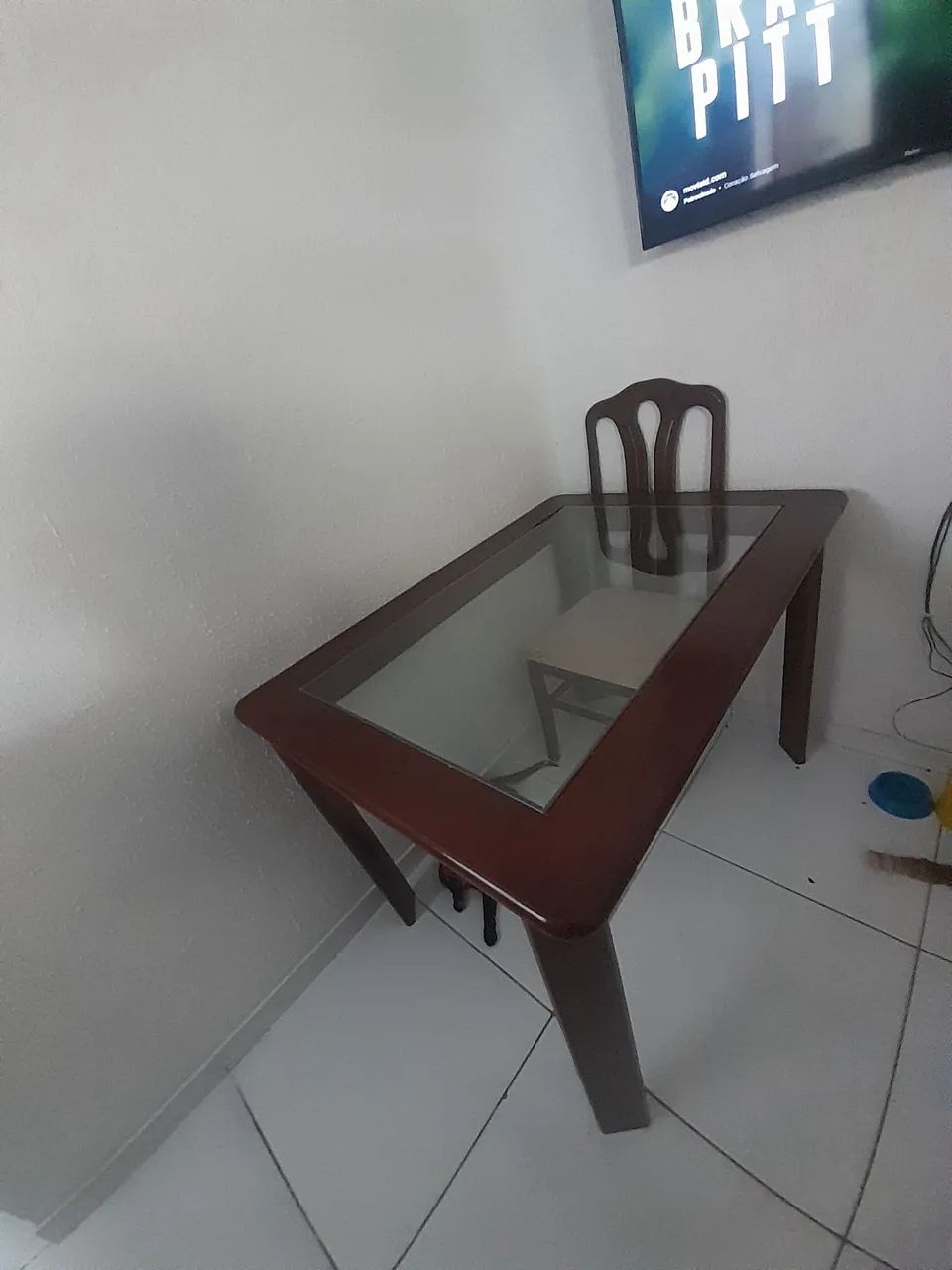 Mesa de Jantar com 4 Cadeiras e Tampo de Vidro