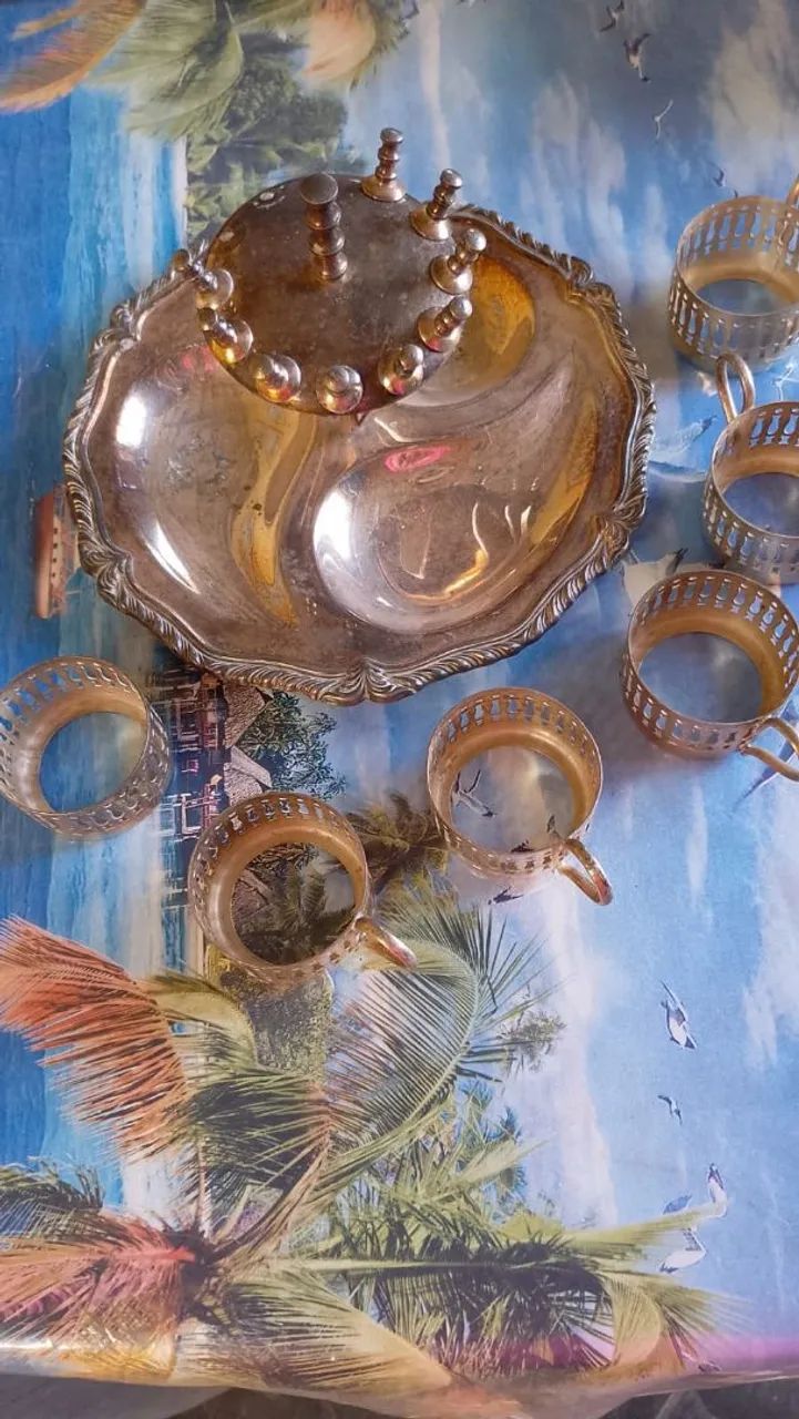 Petisqueira em Prata - Elegante, Clássica e Bem Conservada com suportes para café.