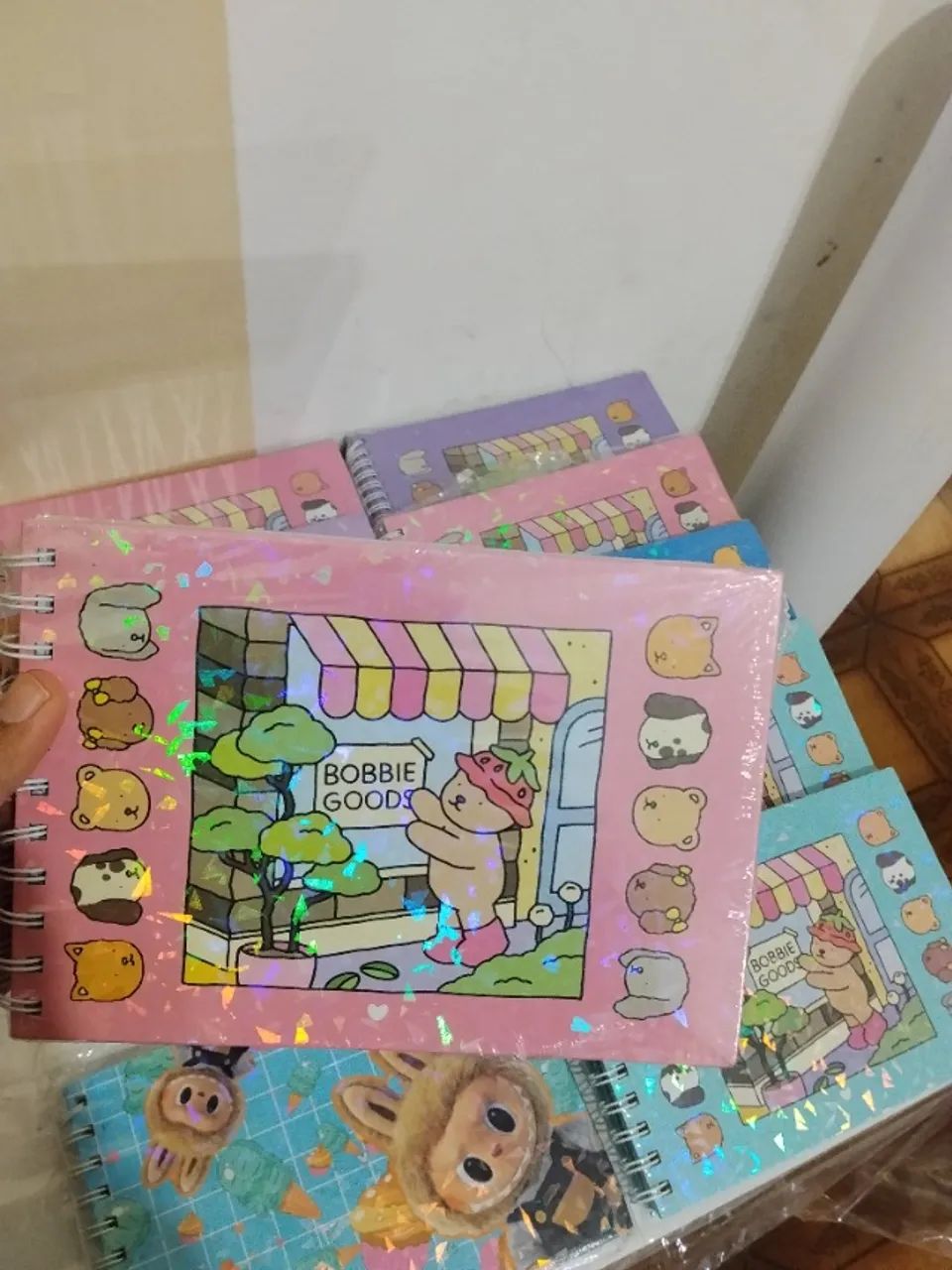 CADERNO BOBBIE GODS 