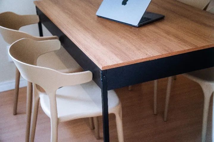Mesa de Jantar com 4 Cadeiras - Madeira e Estrutura Preta - Foto 3