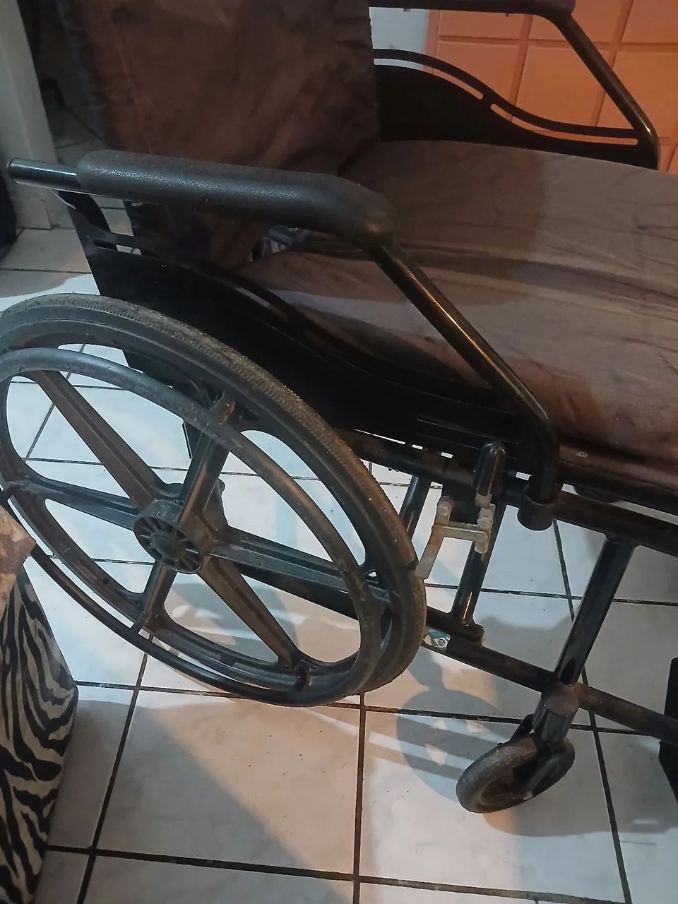 Cadeira de rodas grande . - Foto 4