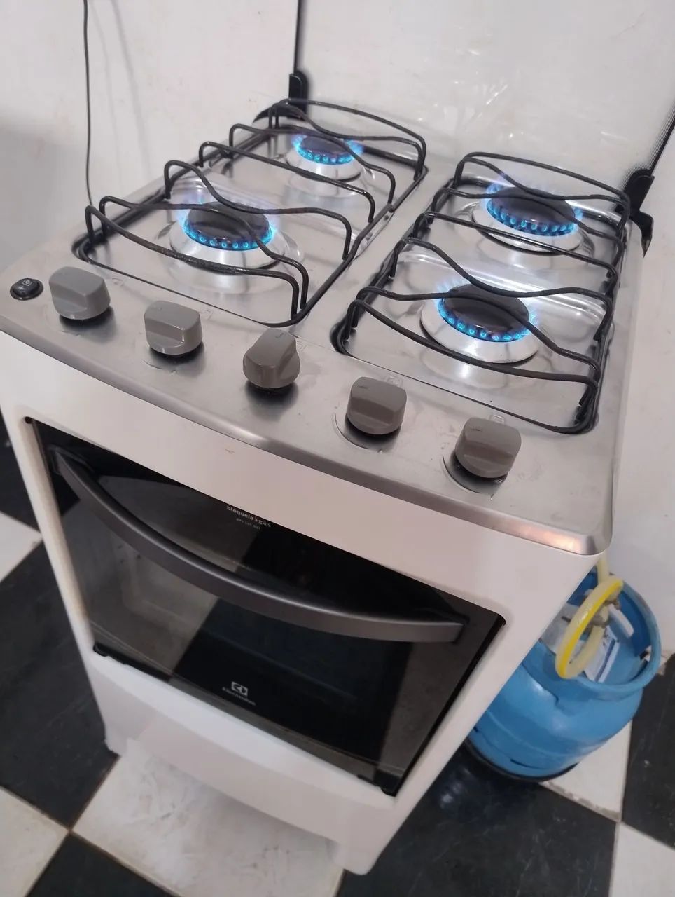 Fogão Electrolux Semi novo.