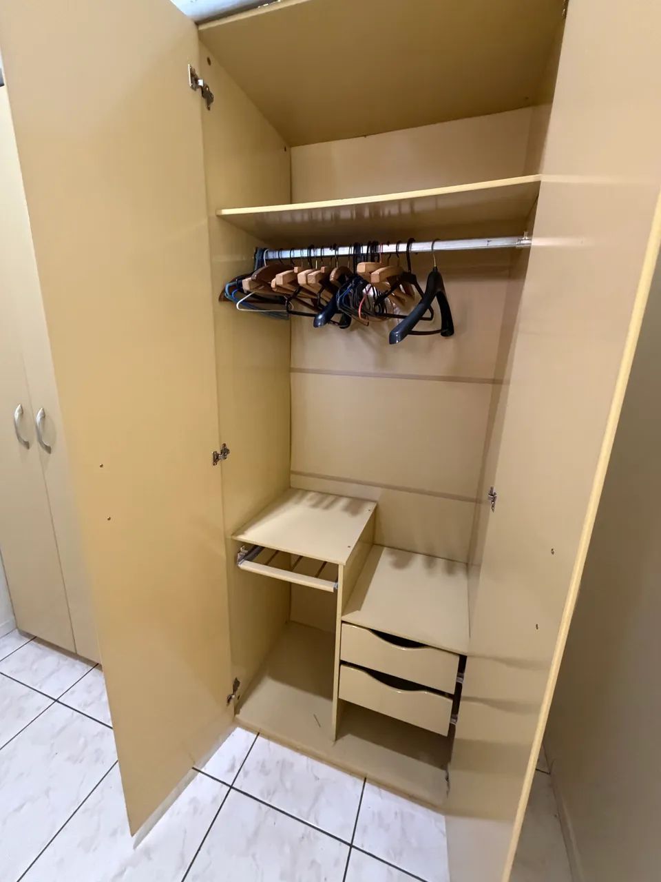 Guarda Roupa cor Marfim 5 portas - Foto 4