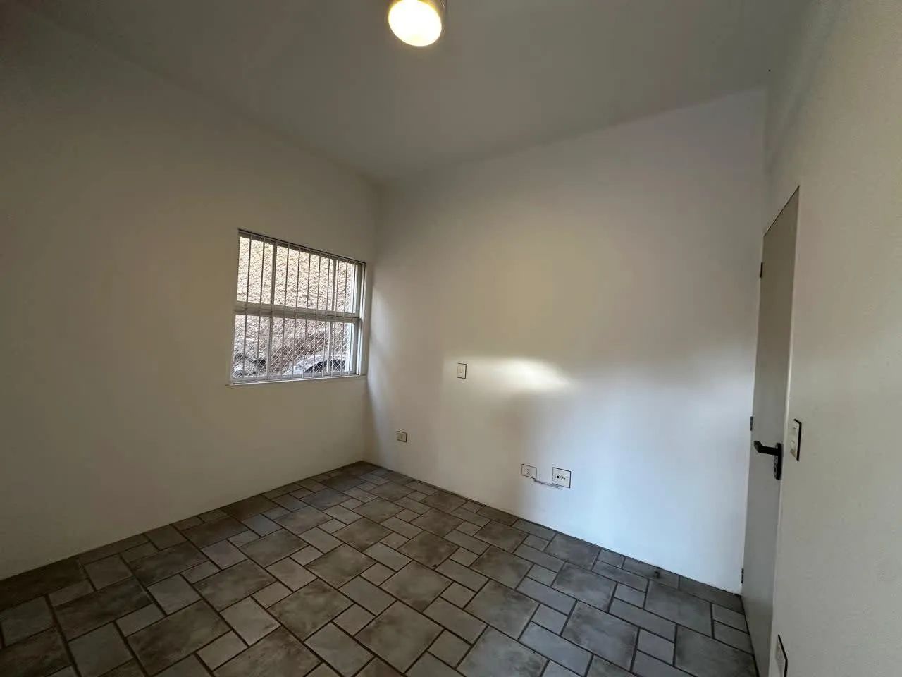 Casa comercial na Rua Anadia, 277 - sala 1  15 m²