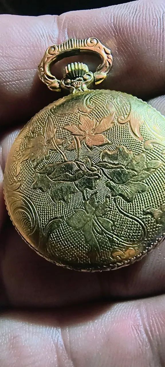 Relógio de bolso dourado a corda funcionando  - Foto 2