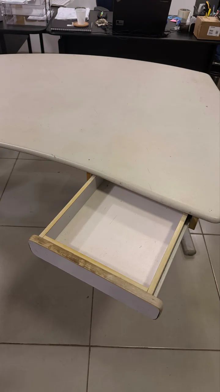 Mesa de escritório com gaveta - Foto 4