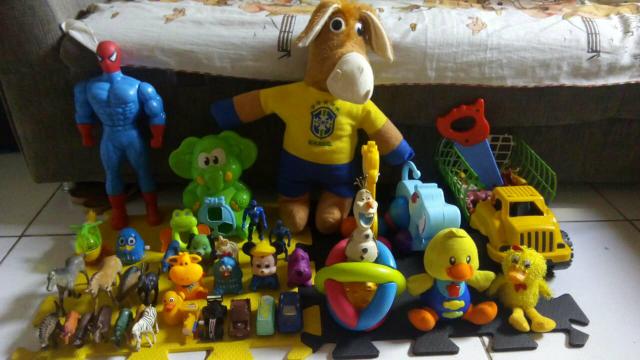 Vendo lote de brinquedos valor pra vender logo 60 reais