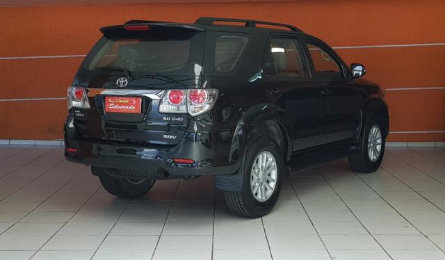 TOYOTA HILUX SW4 3.0 SRV 4X4 7 LUGARES 16V TURBO INTERCOOLER DIESEL 4P AUT - Foto 3