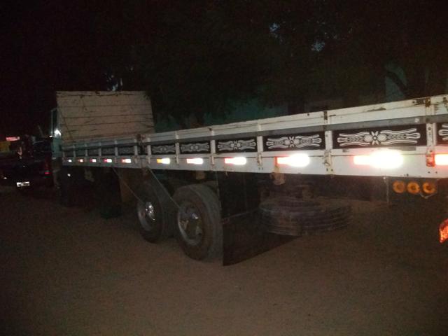 Vende-se este caminhão, aceitamos carro e uma parte em dinheiro - Foto 4