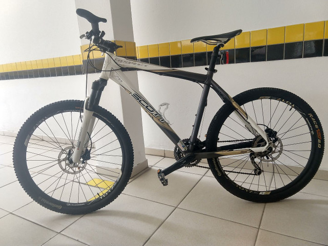 Bicicleta Scott + capacete Specialized