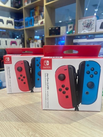 Console Nintendo Switch com 1 Controle Joy-Con vermelho e Azul +