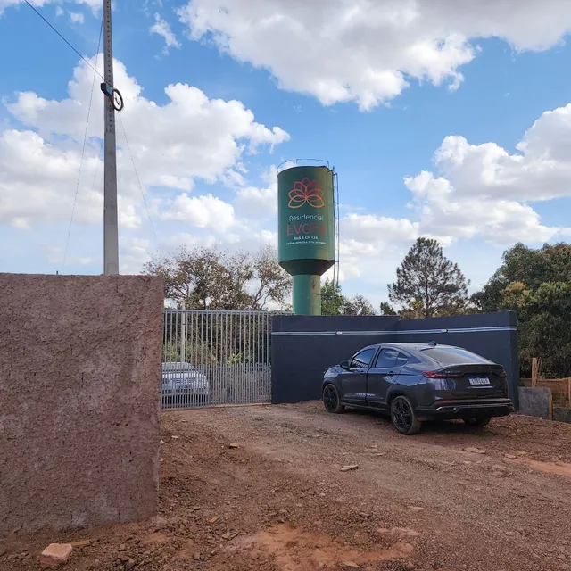 Lote 26 de setembro 700m2 avenida principal condomínio Evora, com portão eletrônico