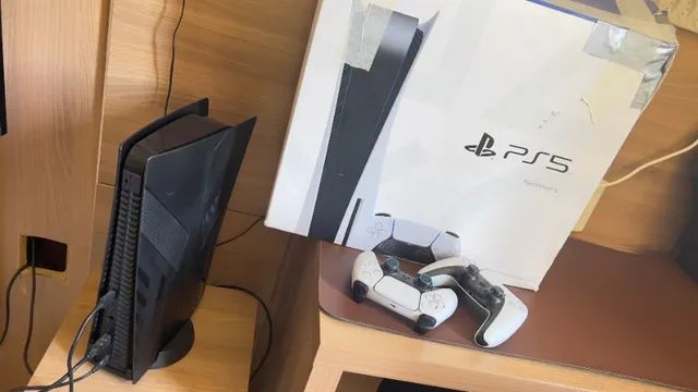 Ps5 com leitor de disco e dois controles e 2 jogos mídias digitais