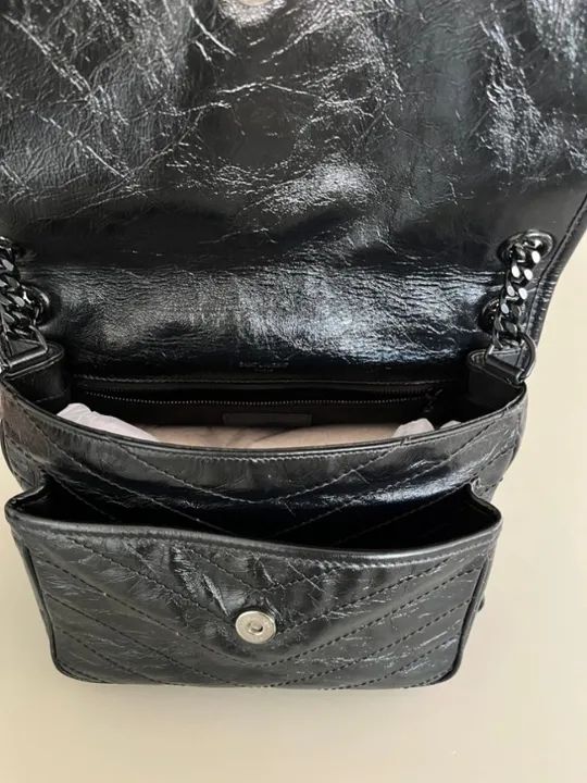 Bolsa Yves Saint Laurent Envelope em Couro Preta semi nova - Foto 4