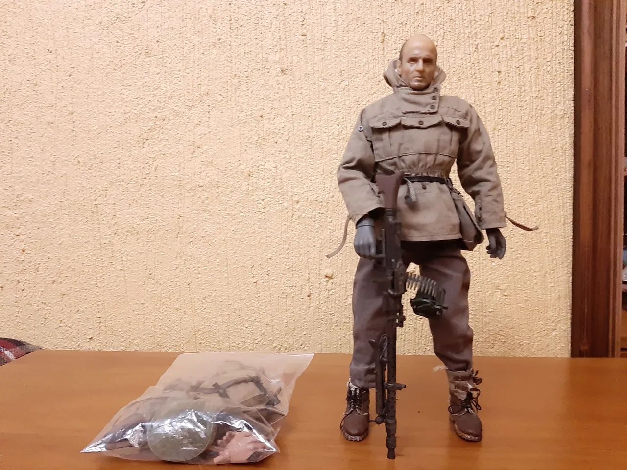 Boneco Toys city, Hot Toys MG34 Gunner 1/6 