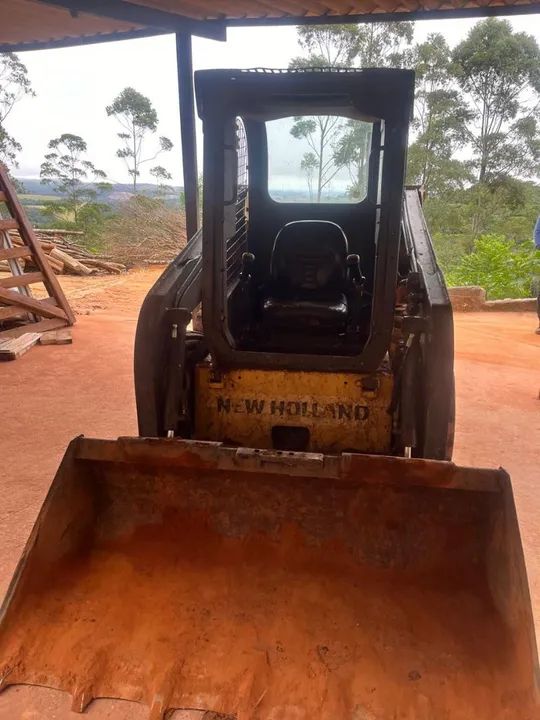 Mini carregadeira New Holland L215