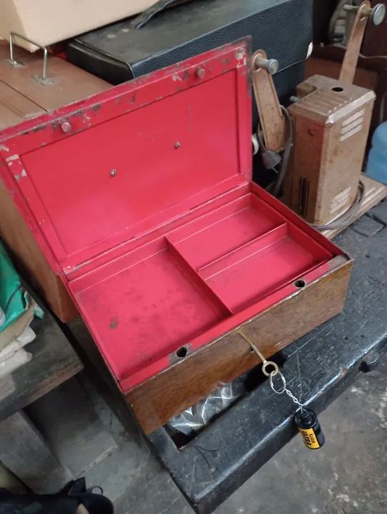 Caixa cofre antiga  - Foto 4