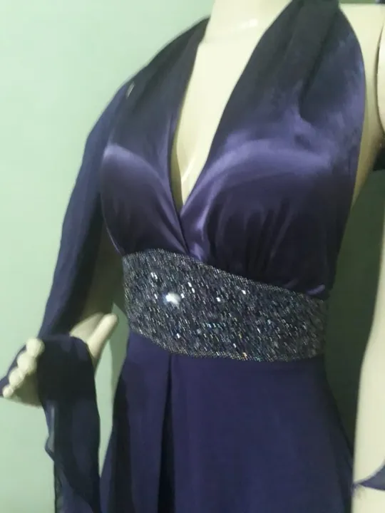 Vestido de festa com echarpe frente única
