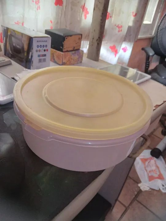 Antigo pote de plástico com tampa